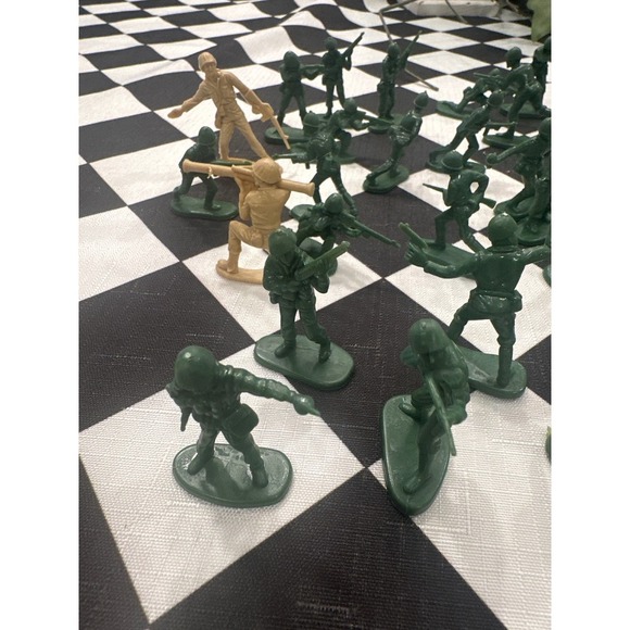 Vintage Plastic Army Men Toy Soldiers with US Flag Lot - Green & Tan Figures - Picture 2 of 3